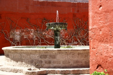 Brunnen im Kloster Santa Catalina in Arequipa, Peru © andigia