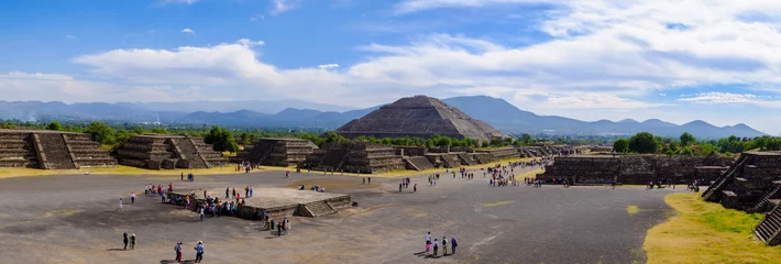 Zelfklevend Fotobehang Mexico Panoramisch uitzicht op de Piramide van de Zon en de Avenue of Dead, Teotihuacan, Mexico