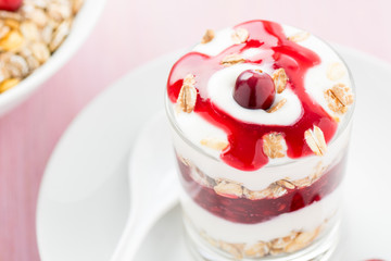 Müsli und Joghurt mit Cranberry und Gelee