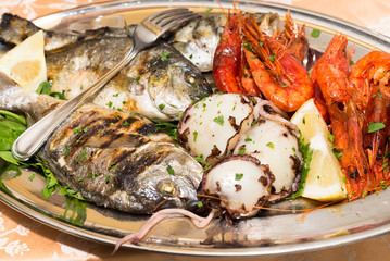 Vassoio di vari cibi di mare