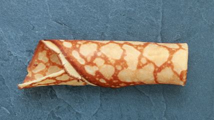 Crêpe enrouler sur une ardoise