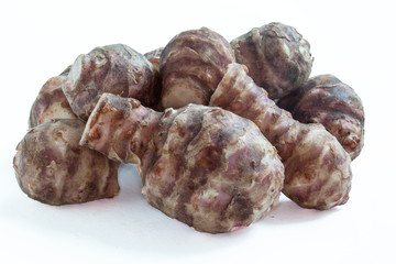 Topinambours en tas sur fond blanc 