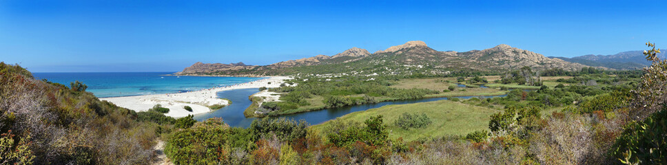Fototapeta na wymiar Vue panoramique sur la plage de l'Ostriconi en Corse