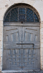 Fototapeta na wymiar old wooden door in the Italian city Brescia