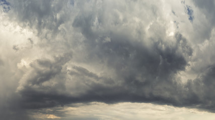 Fototapeta na wymiar Düsterer Himmel mit heranziehenden Sturmwolken