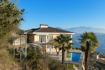 Fototapeta na wymiar house with pool