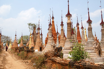 stupy wokół pagody Shwe Inn Thein w Birmie