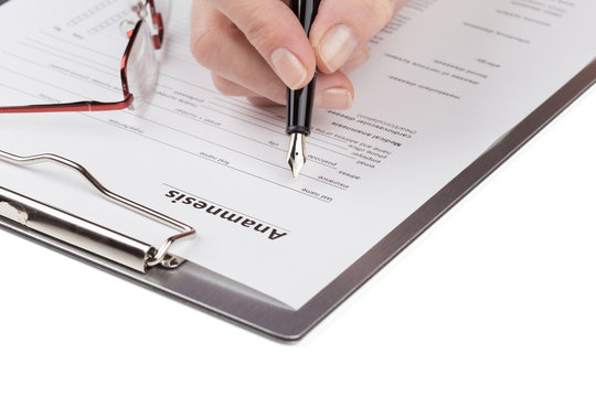 weibliche Hand f&uuml;llt Anamnese aus