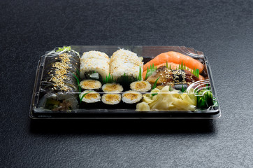 Sushi na wynos © Filip Olejowski