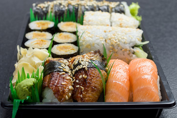 Sushi na wynos © Filip Olejowski