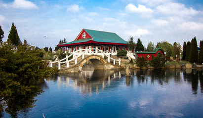 Naklejka premium Blue sky and white clouds, ancient Chinese architecture