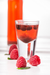 Himbeer-Aperitif in Gläsern