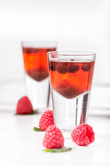 Himbeer-Aperitif in Gläsern