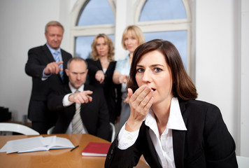 Junge Mitarbeiterin mit Kollegen im Hintergrund