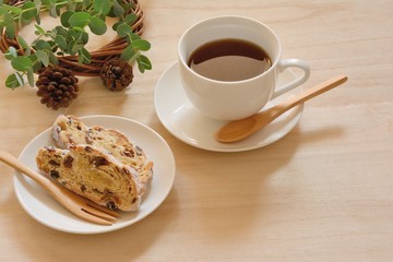 コーヒーとケーキ　木目背景
