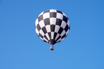 青空に浮かぶ熱気球