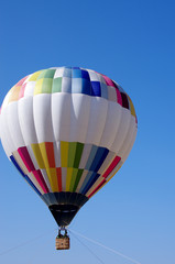 青空に浮かぶ熱気球
