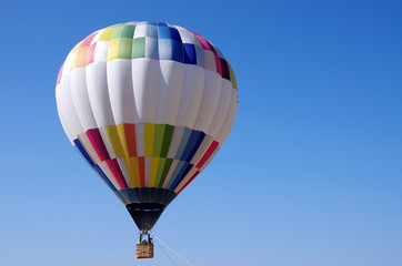 Naklejka premium 青空に浮かぶ熱気球