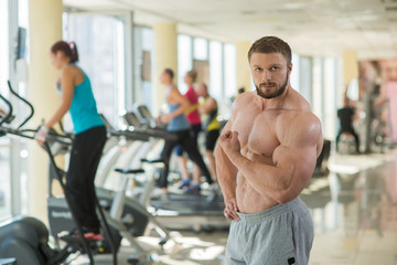 Muscular man in gym.