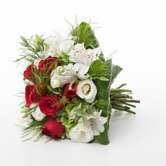 Bouquet made of alstroemeria, roses and lisianthus lying down