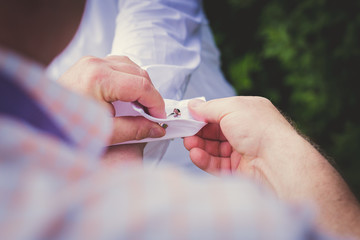 Bräutigam / Bridegroom beim Ankleiden (Get Ready)