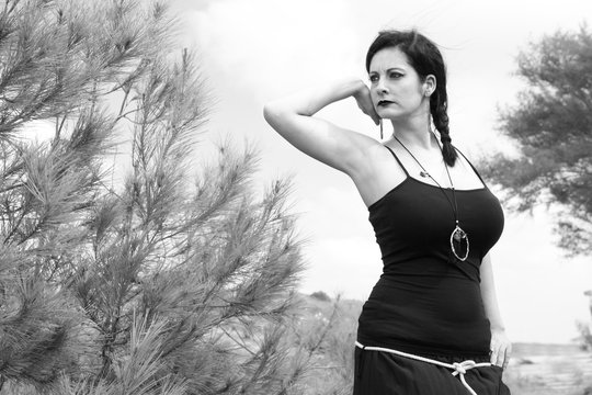 Chica joven con trenza en naturaleza