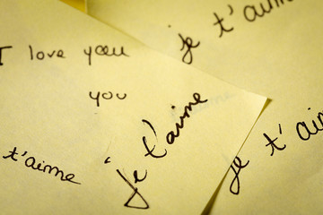 Mot d'amour sur post-it jaune