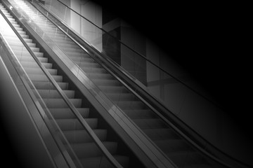 Obraz premium concept background of escalator with the light at the end