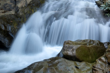 Obraz premium creek flowing over the rocks