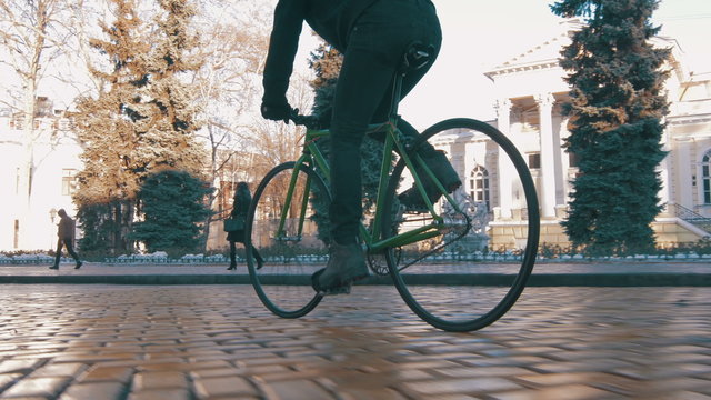 Guy riding fixed gear bike in city centre, 4k