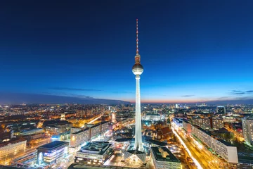 Gordijnen De televisietoren in Berlijn bij nacht © elxeneize