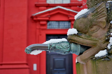 Verschneiter Brunnen in Freiburg