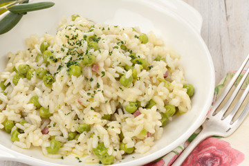 risotto piselli e prosciutto in primo piano