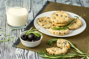 Cookies with cheese, olives and rosemary