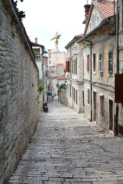 Gasse in der Altstadt von Pula in Kroatien