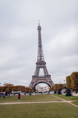 Fototapeta na wymiar Eiffel tower in Paris with autumn colors