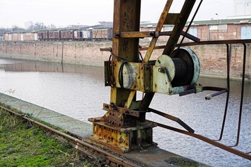 alte Technik im Hafen von Magdeburg