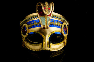 Maske Kleopatra Gold Vor schwarzem Hintergrund - obrazy, fototapety, plakaty