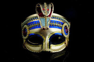 Kleopatra Maske vor schwarzem Hintergrund - obrazy, fototapety, plakaty