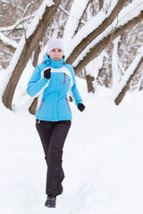 Fototapeta na wymiar Young slim woman jogging in winter park