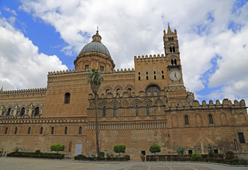 Fototapeta na wymiar Arabisch-normannisch-klassizistisch: Die Kathedrale von Palermo