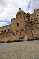 Fototapeta na wymiar Die Kathedrale von Palermo: Stilmixtur aus arabisch-normannischer Baukunst