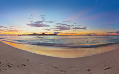 Fototapeta na wymiar Sunset on tropical beach - Seychelles