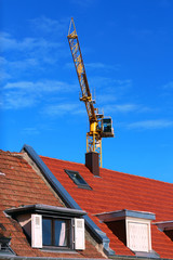 grue de chantier au dessus des toits
