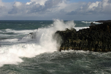 Fototapeta na wymiar Waves crashing against cliffs