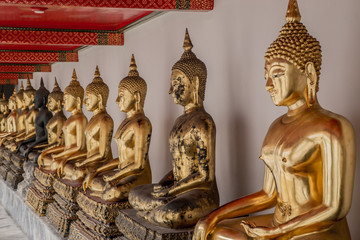 Buddha Statuen Reihe in Wat Pho Tempel, Bangkok, Thailand