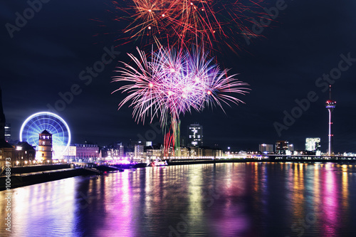 &quot;Düsseldorf Feuerwerk SIlvester&quot; Stockfotos und lizenzfreie Bilder auf