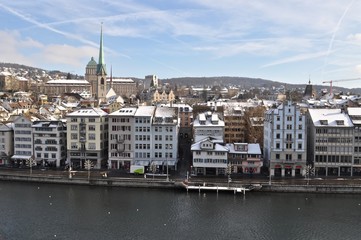 Winter in der Stadt Zürich, Limmatquai mit schneebedeckten Häusern, Schweiz