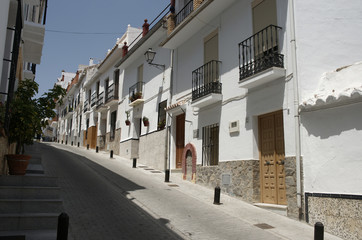 Obraz premium Paseo por las calles del municipio de Alozaina en la provincia de Málaga, Andalucía