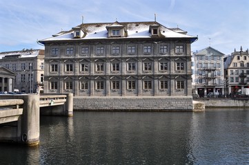 Naklejka premium Winter in der Stadt Zürich, Rathaus am Fluss Limmat, schneebedeckt